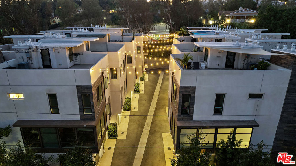 2111 N Cahuenga Boulevard 1