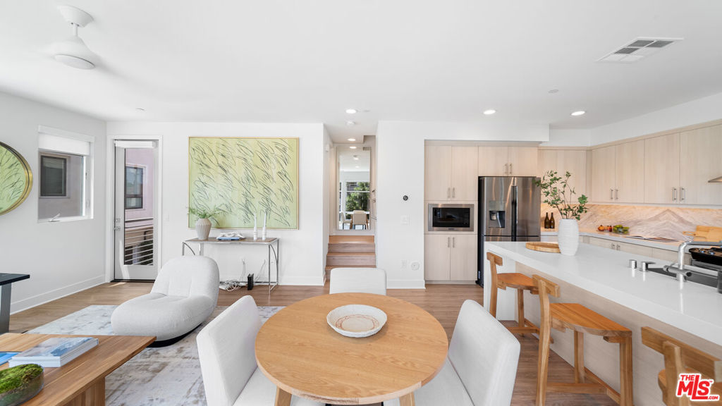 2111 N Cahuenga Boulevard 1