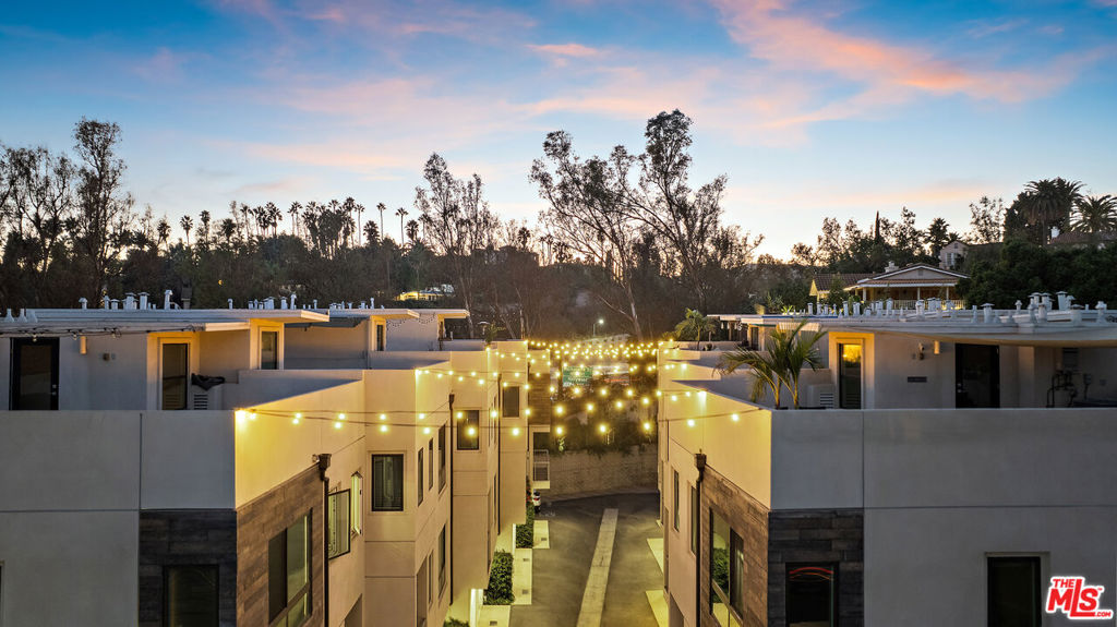 2111 N Cahuenga Boulevard 1
