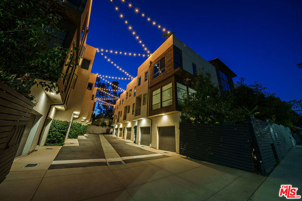 2111 N Cahuenga Boulevard 1