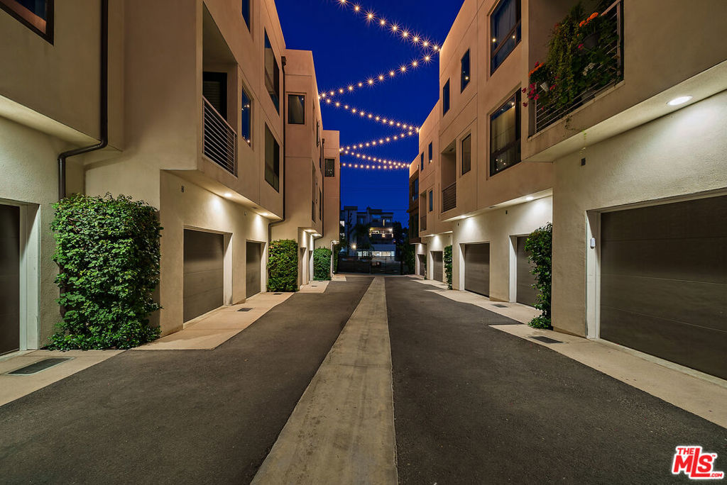 2111 N Cahuenga Boulevard 1