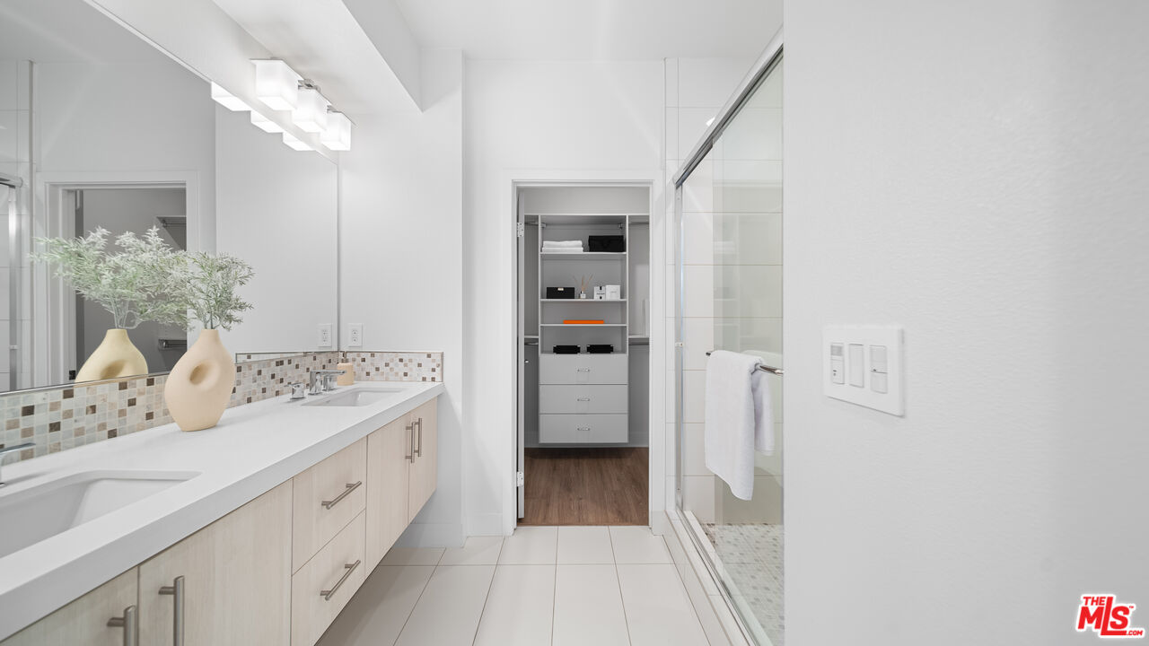 2111 N Cahuenga Blvd Unit: 1