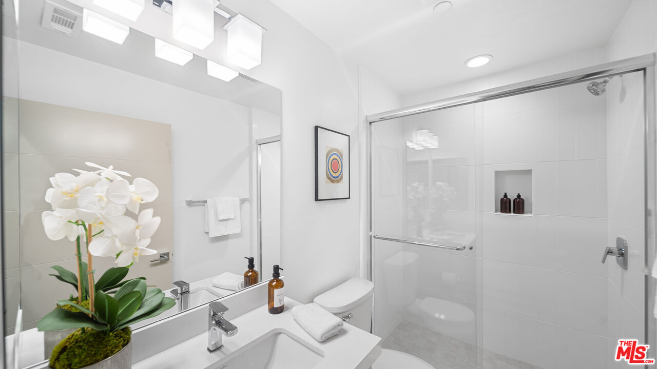 2111 N Cahuenga Blvd Unit: 1