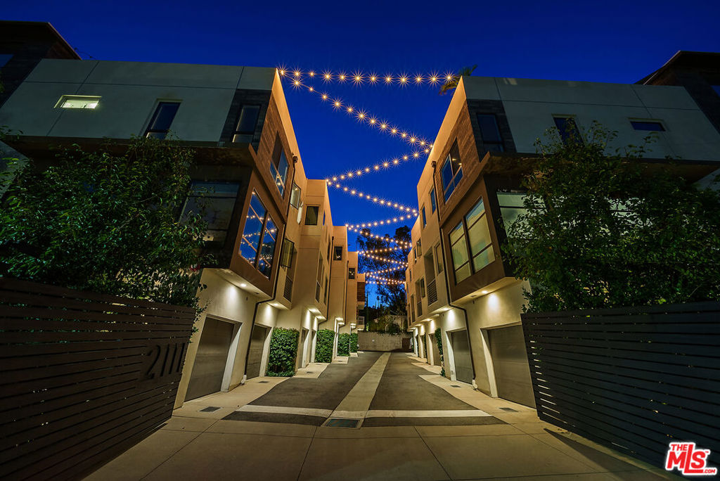 2111 N Cahuenga Boulevard 1