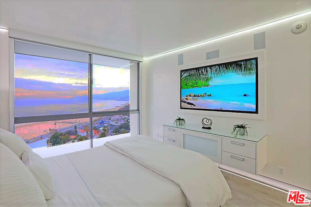 201 OCEAN AVE Unit: 808P