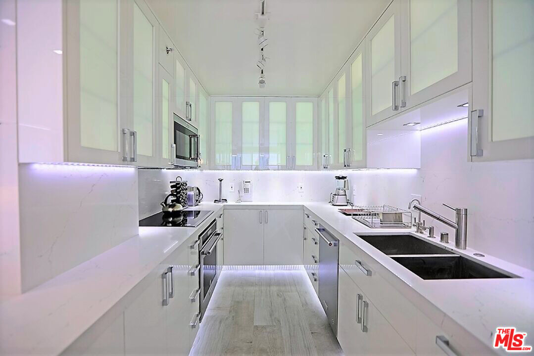 201 OCEAN AVE Unit: 808P