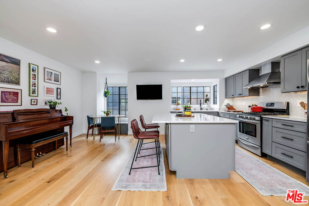 5731 Topanga Canyon Boulevard 3