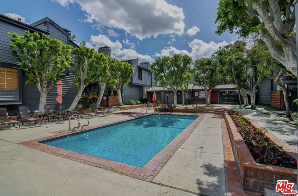 5731 Topanga Canyon Boulevard 3