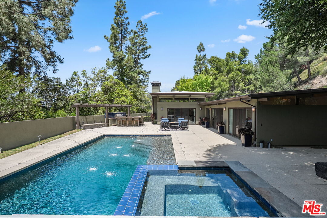 5812 Ocean View Blvd