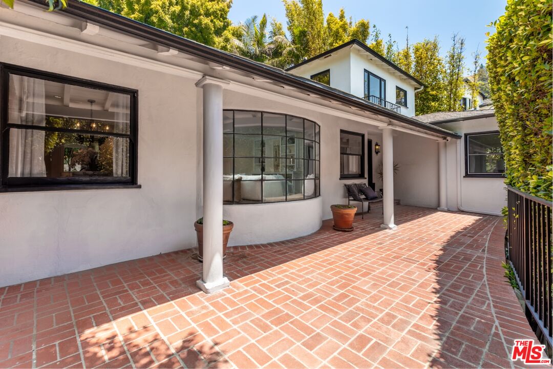 1622 Sunset Plaza Dr