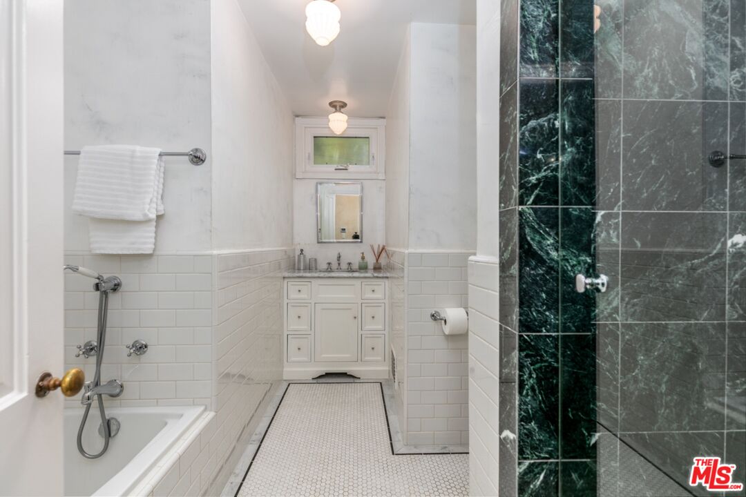 1622 Sunset Plaza Dr