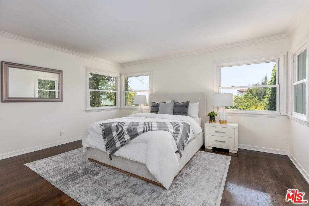 1622 Sunset Plaza Dr