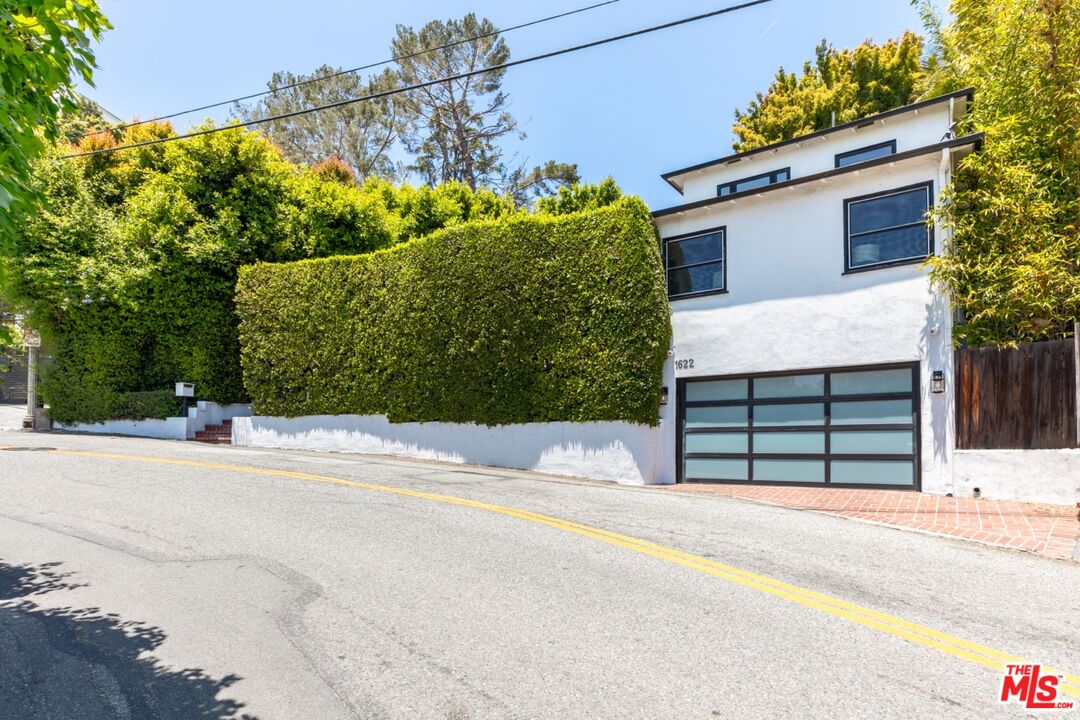 1622 Sunset Plaza Dr