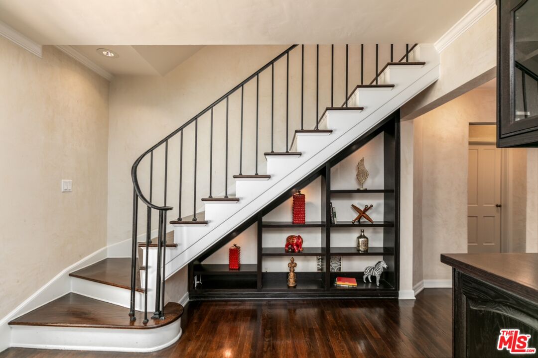 1622 Sunset Plaza Dr