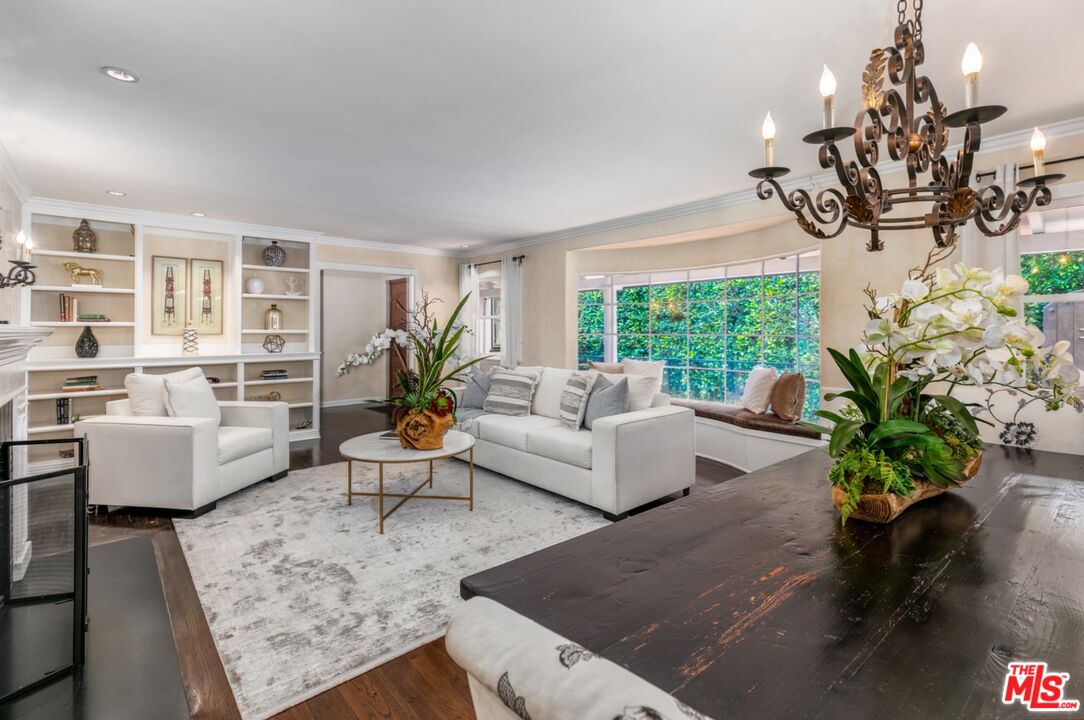 1622 Sunset Plaza Dr