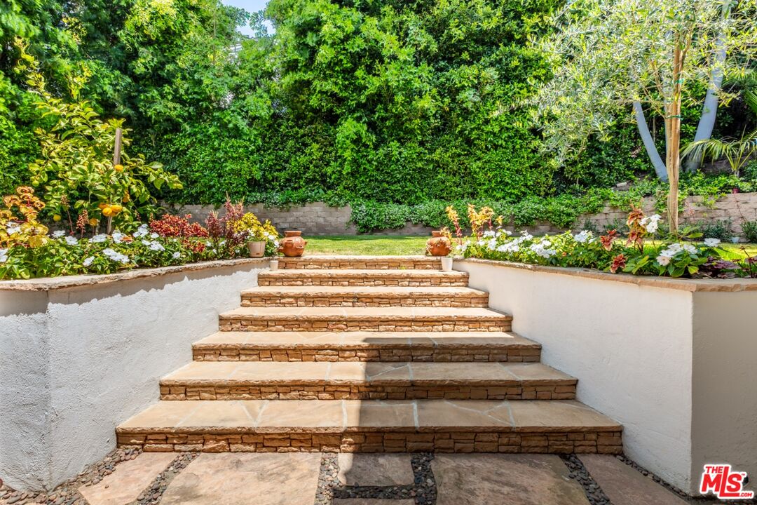 1622 Sunset Plaza Dr