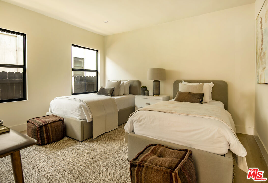 414 N Beachwood Drive