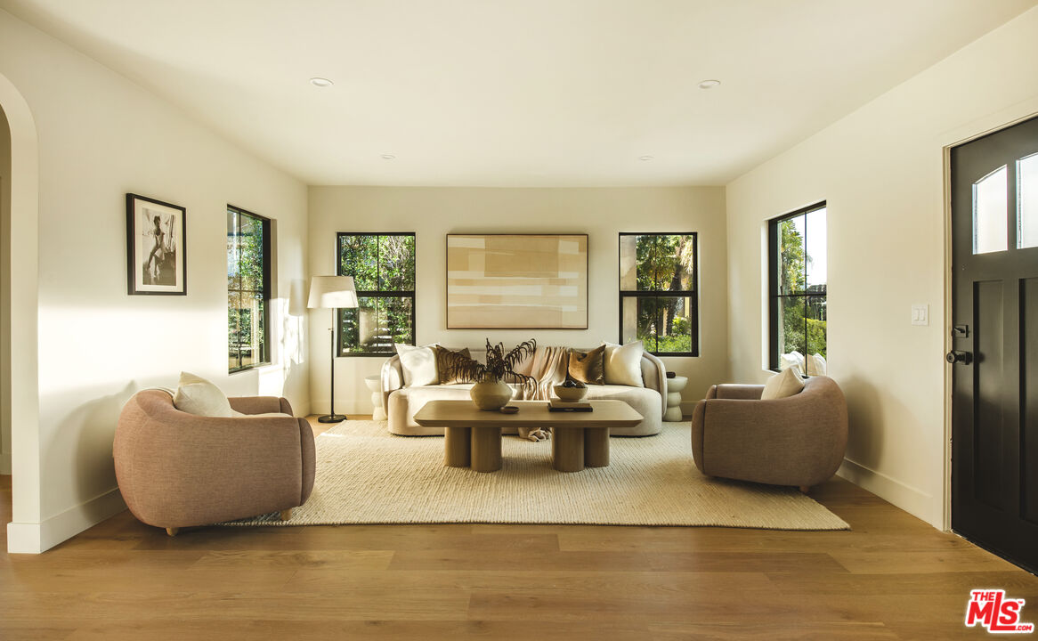 414 N Beachwood Drive