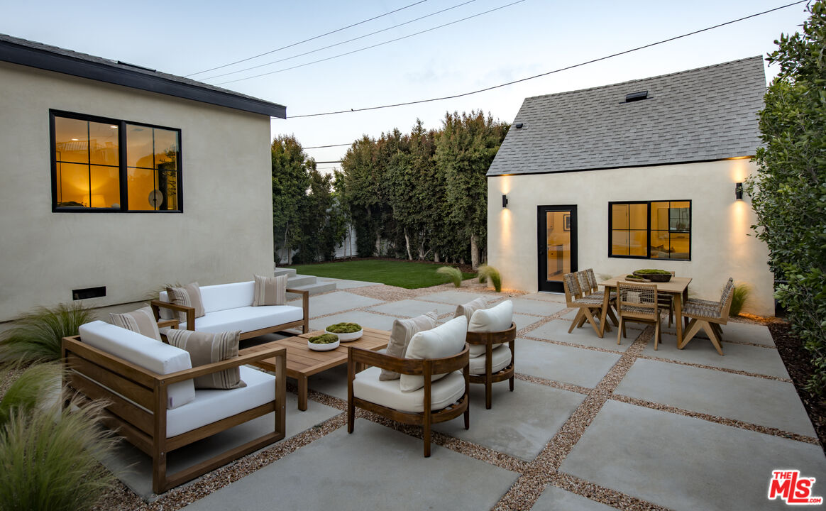 414 N Beachwood Drive