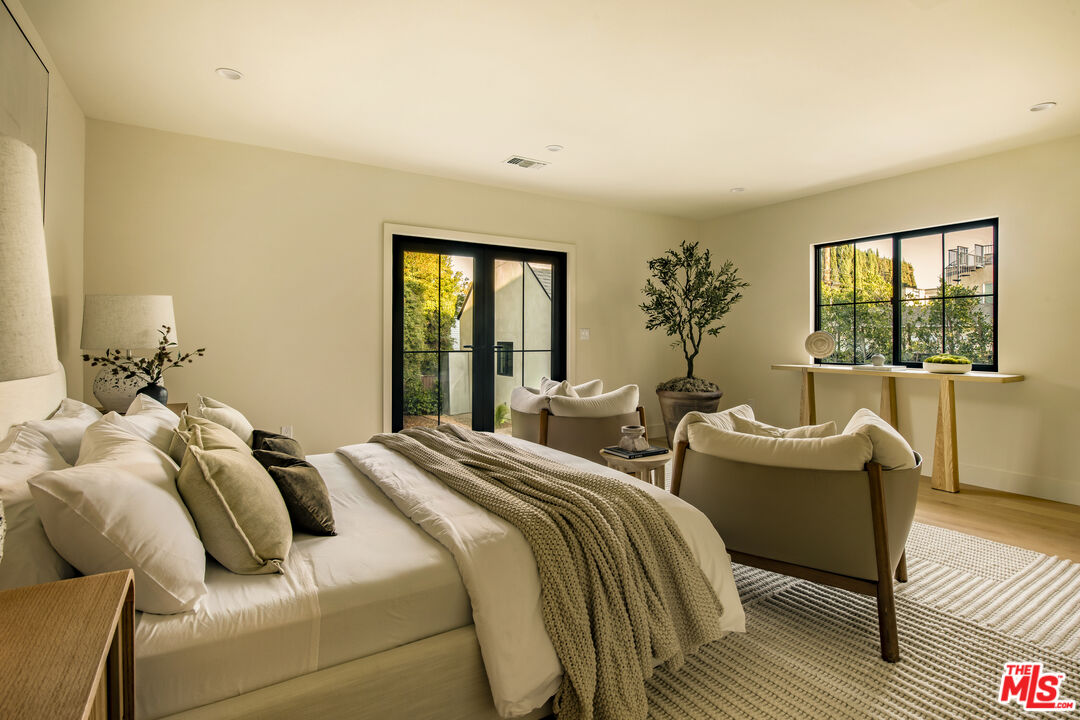 414 N Beachwood Drive