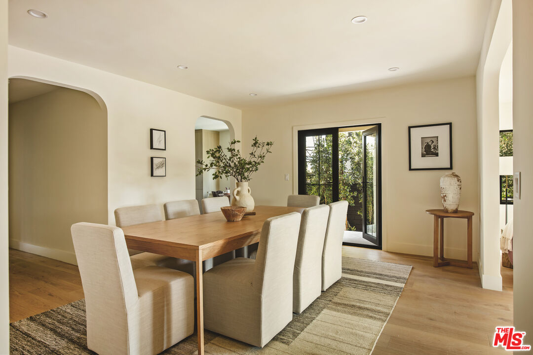 414 N Beachwood Drive