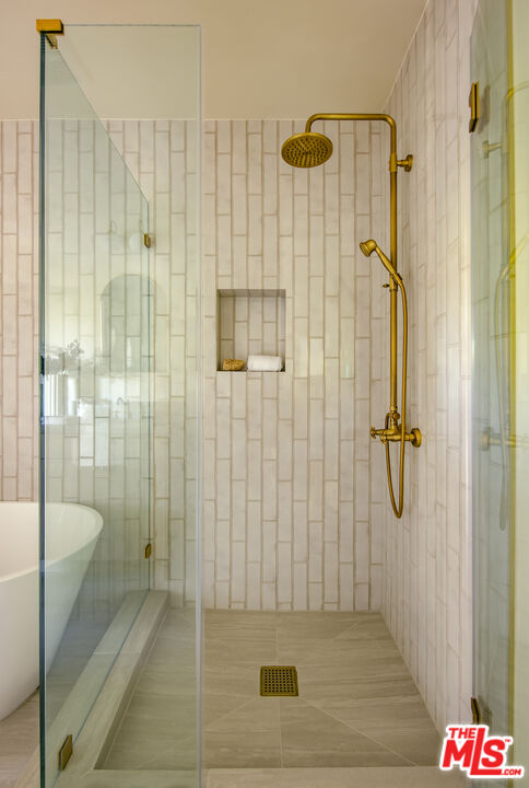 414 N Beachwood Drive