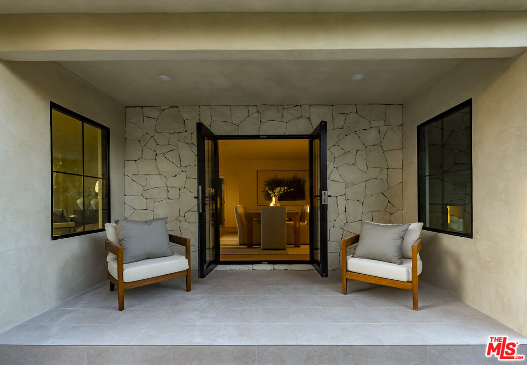 414 N Beachwood Drive