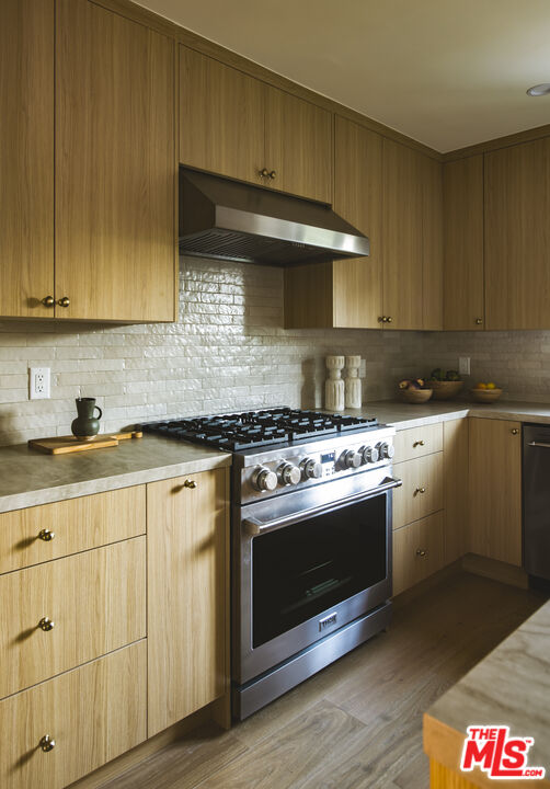 414 N Beachwood Drive