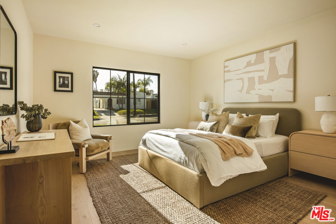 414 N Beachwood Drive