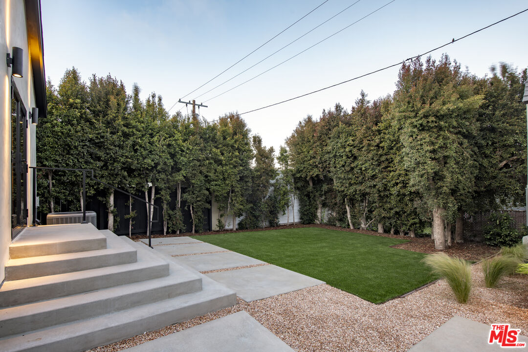 414 N Beachwood Drive