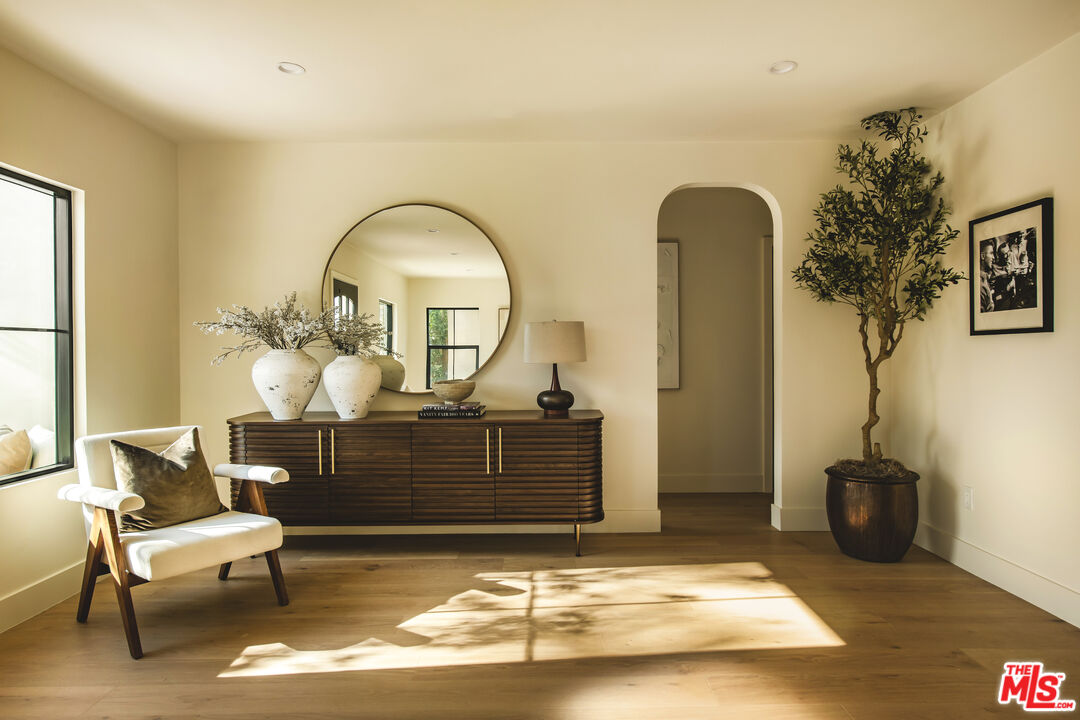 414 N Beachwood Drive