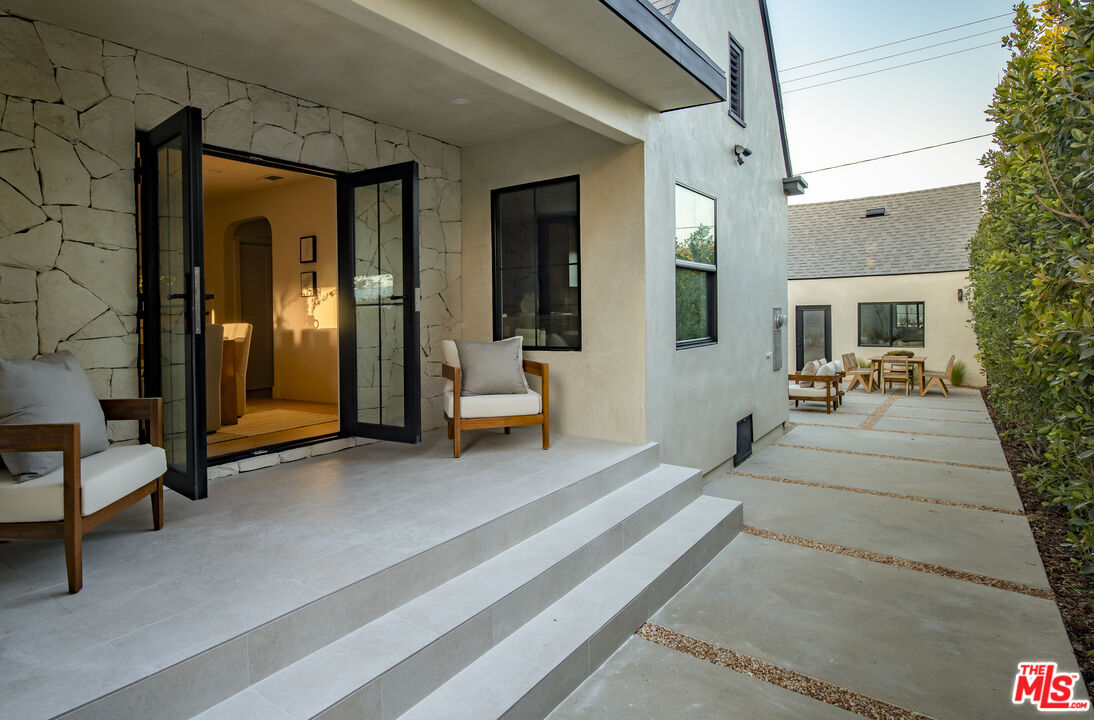 414 N Beachwood Drive