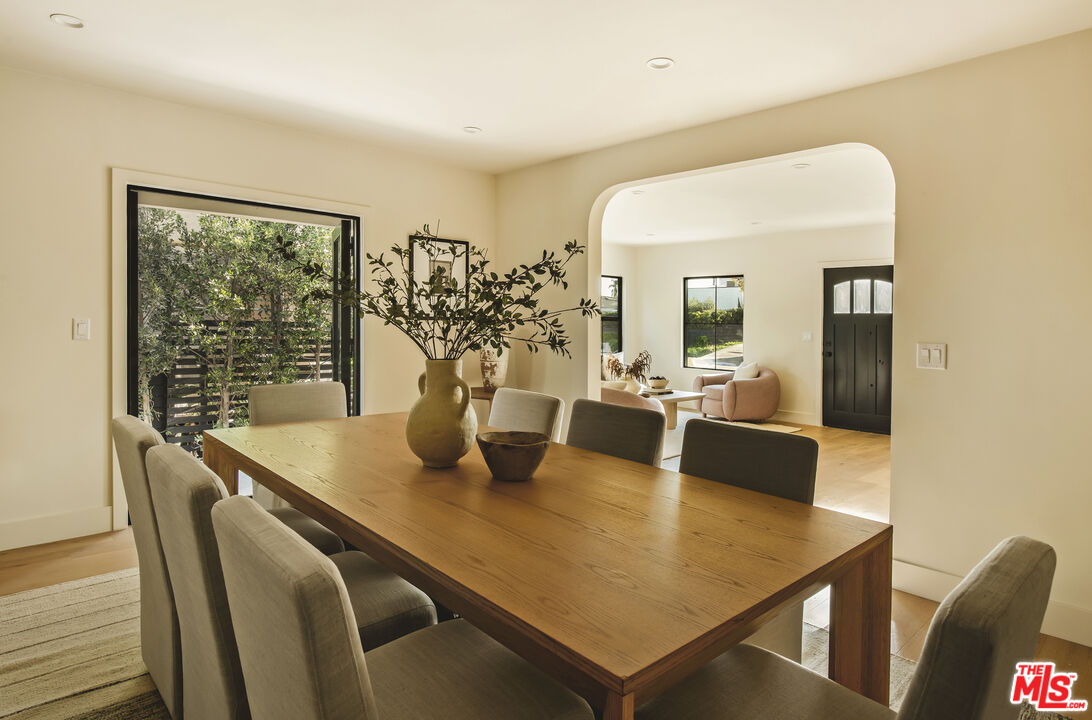 414 N Beachwood Drive