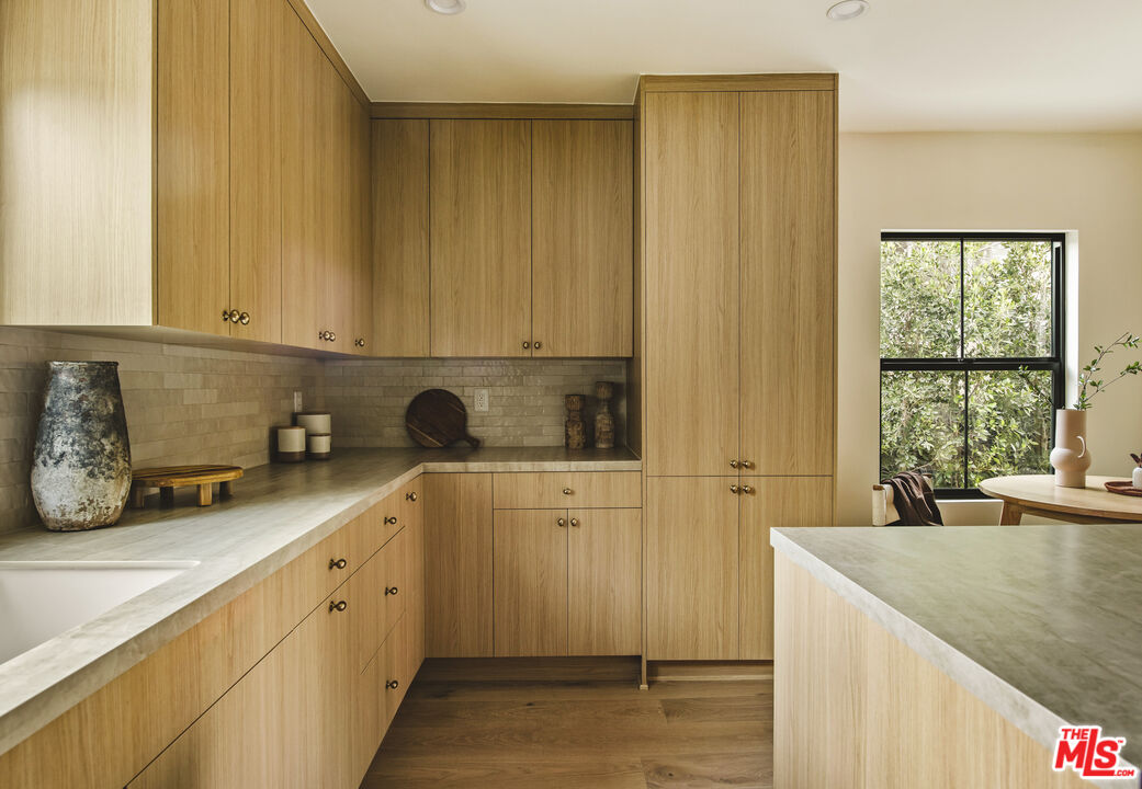 414 N Beachwood Drive