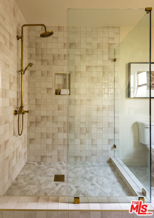 414 N Beachwood Drive