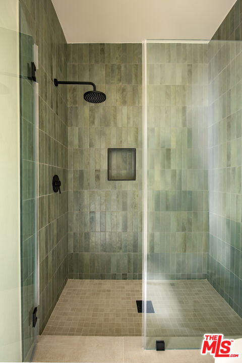 414 N Beachwood Drive