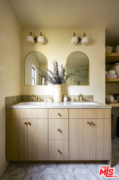 414 N Beachwood Drive