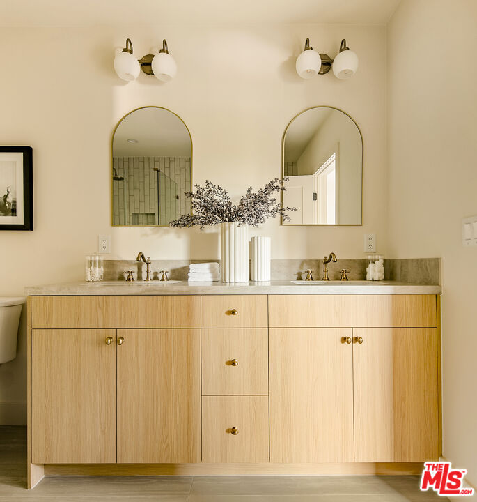 414 N Beachwood Drive