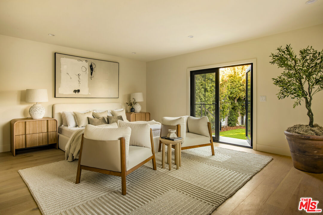 414 N Beachwood Drive