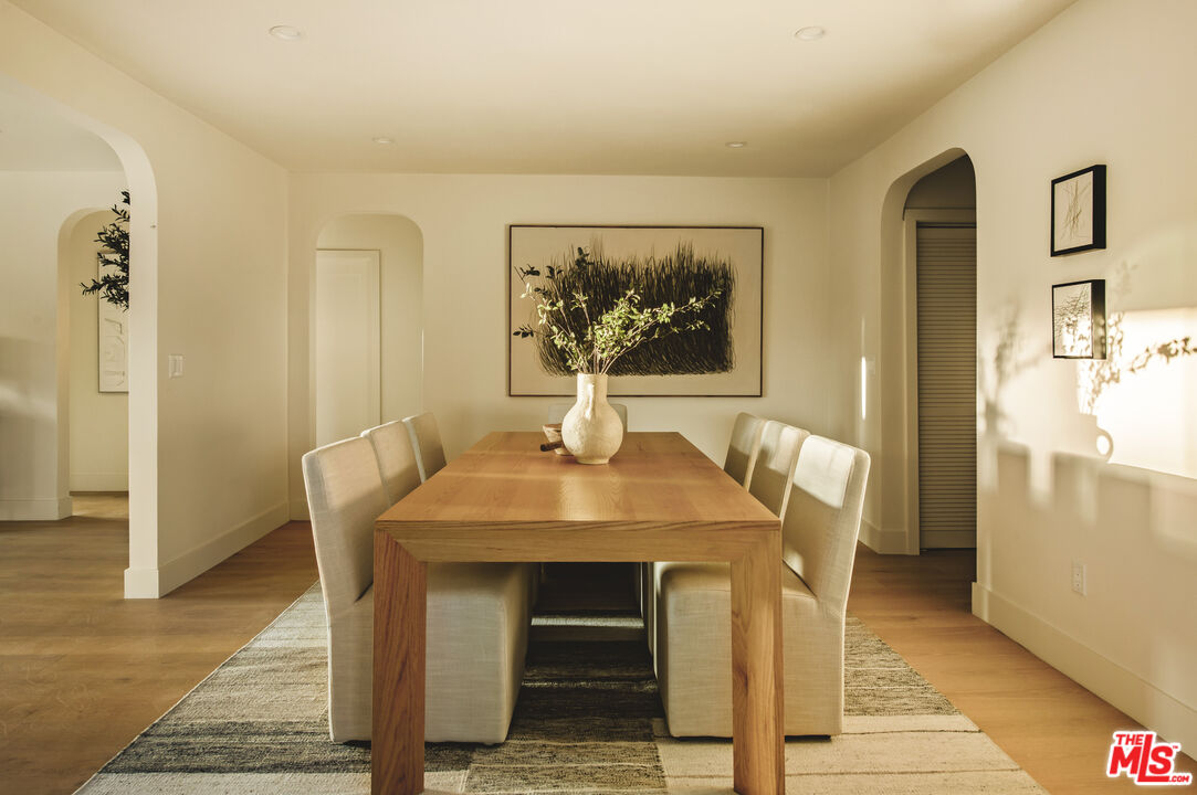 414 N Beachwood Drive