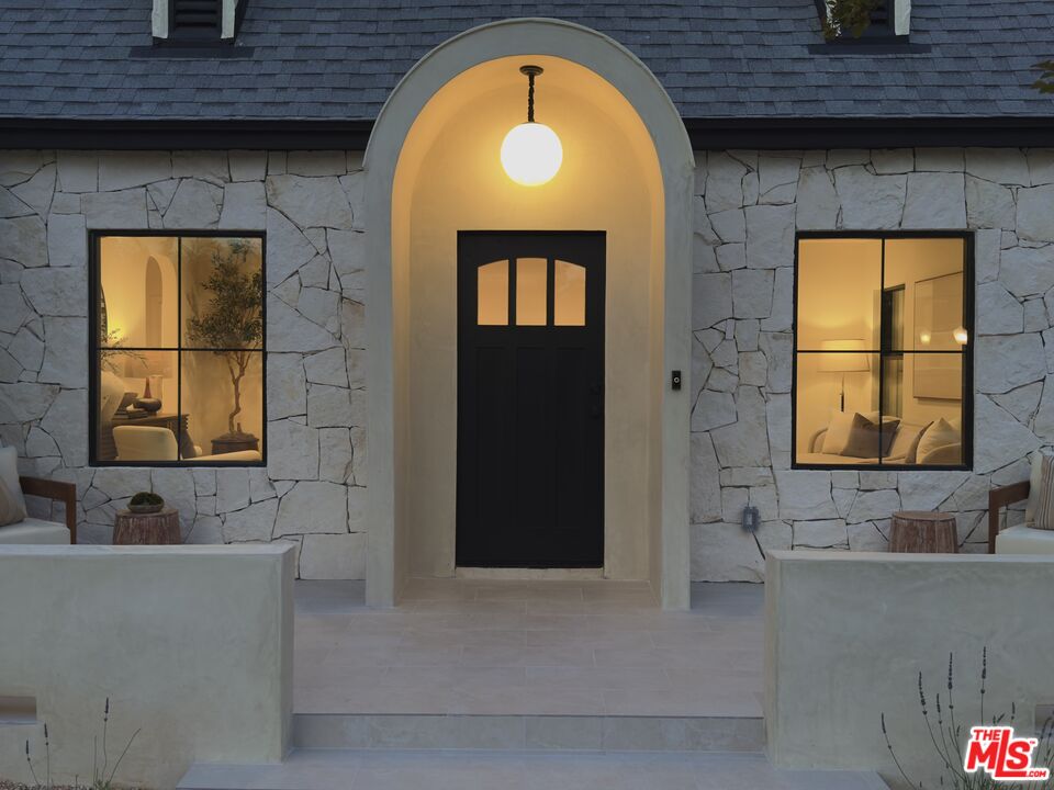 414 N Beachwood Drive