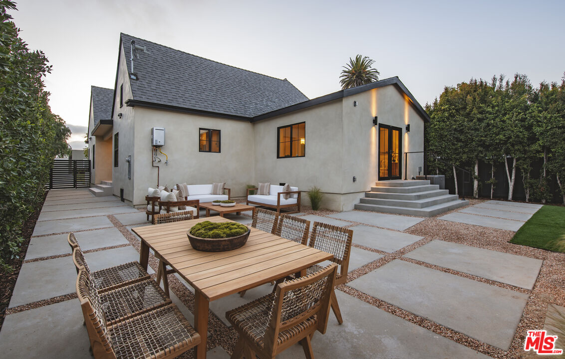 414 N Beachwood Drive