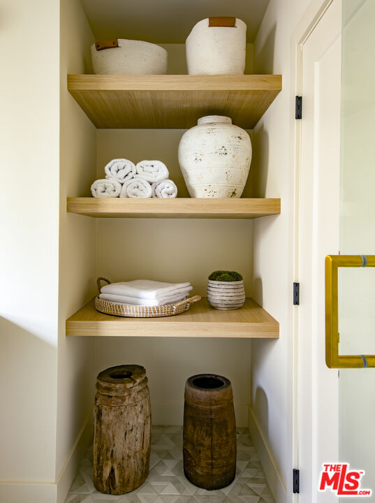 414 N Beachwood Drive