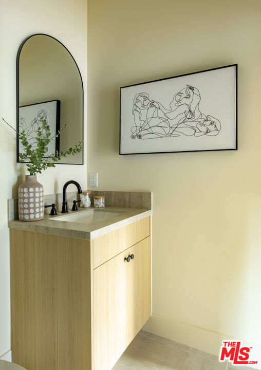 414 N Beachwood Drive