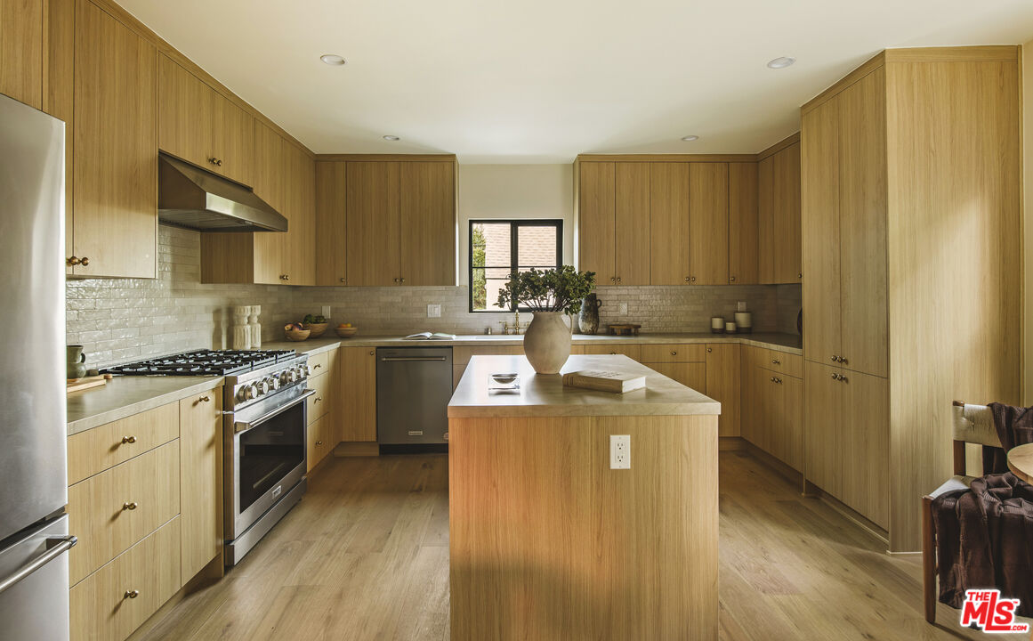 414 N Beachwood Drive