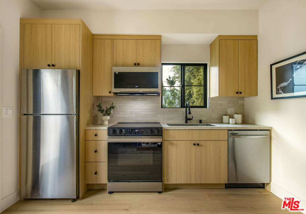 414 N Beachwood Drive