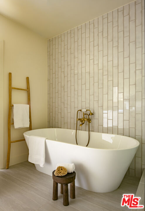 414 N Beachwood Drive