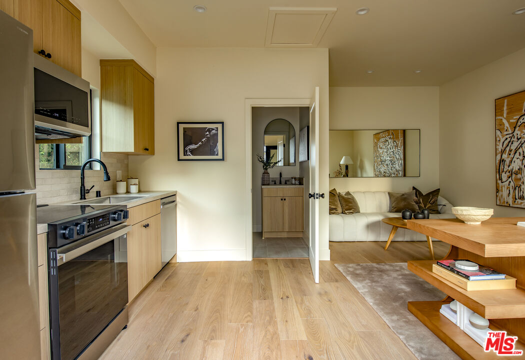 414 N Beachwood Drive