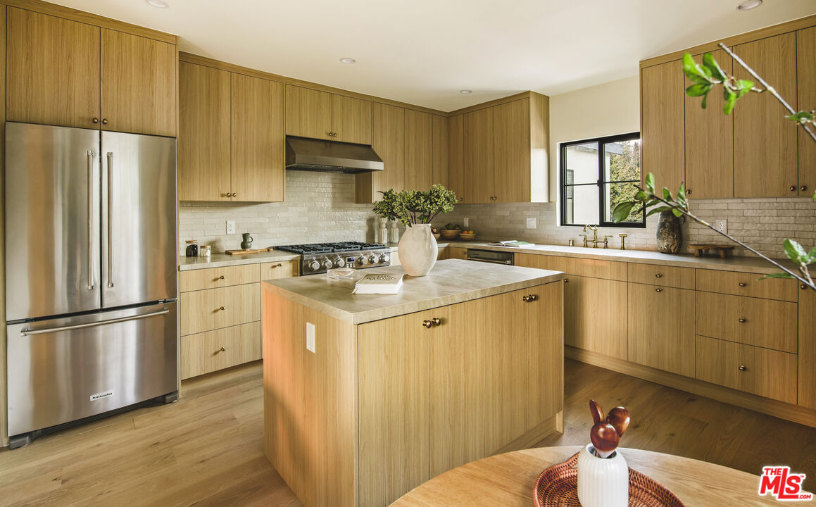 414 N Beachwood Drive