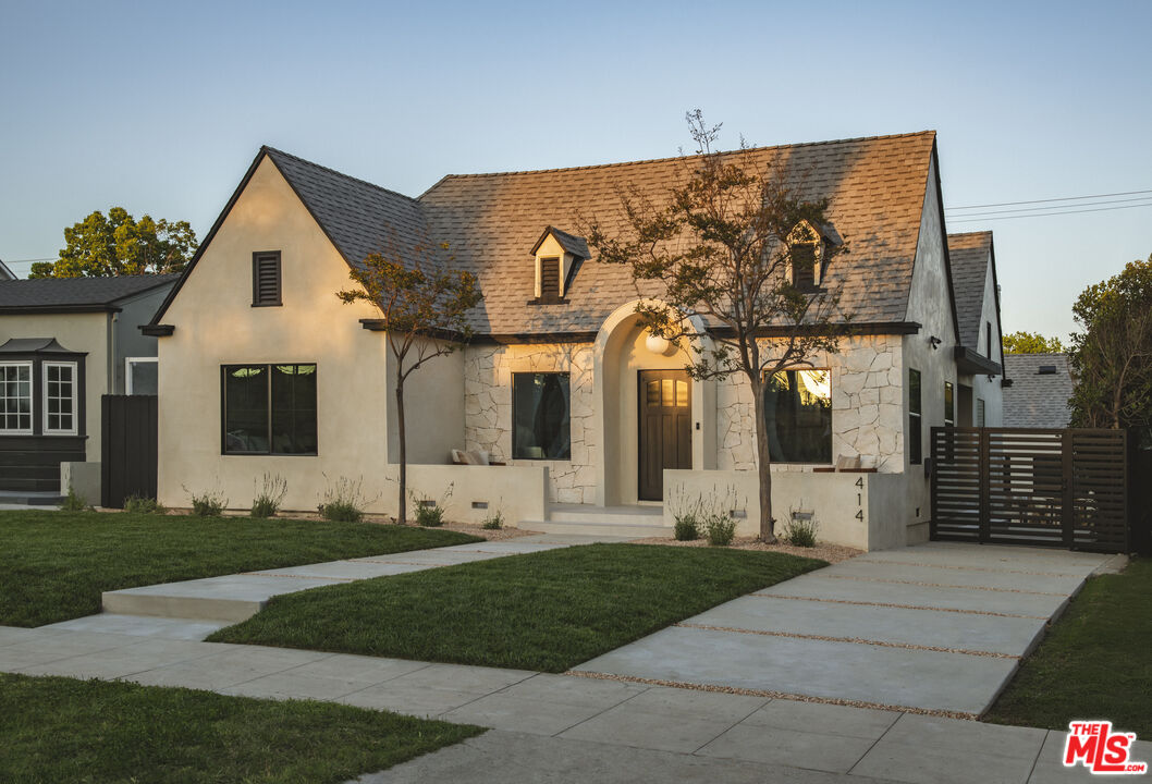 414 N Beachwood Drive